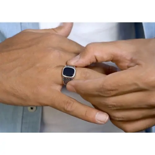 Anello Uomo Con Pietra Nera 2