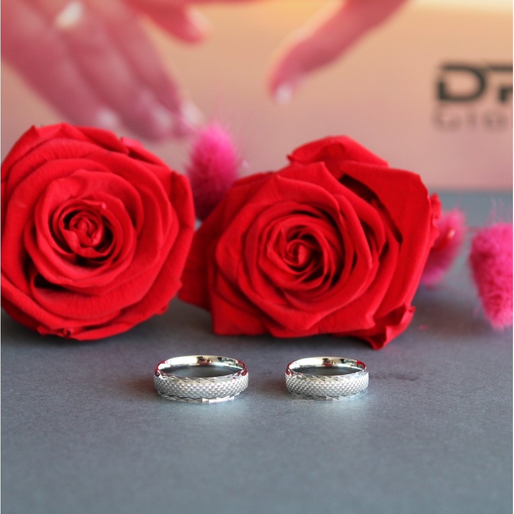 Engagement rings of 5 grams. Simple 4...