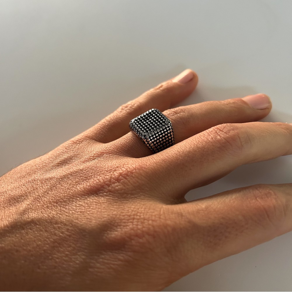 anello quadrato uomo puntinato