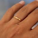 anello sottile oro e acciaio martellato uomo donna