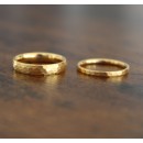 Coppia anelli oro martellate lui e lei